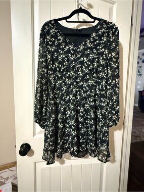 CUPSHE Women's Black Floral Long-Sleeve Jumper.